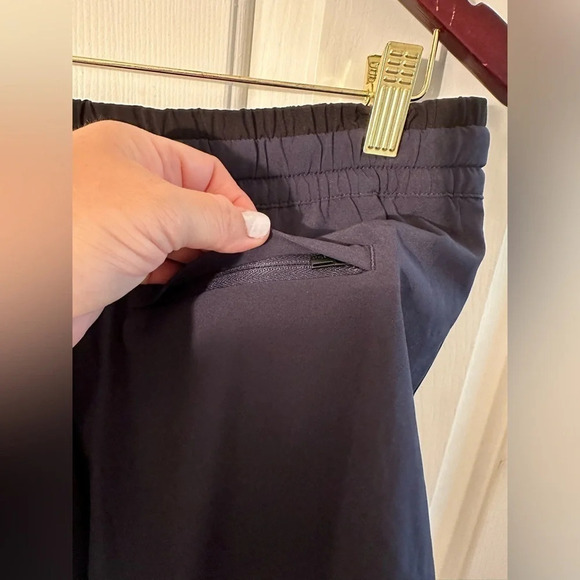 EUC ATHLETA COLOR BLOCKED SHORT Navy Black Size 8 Zip Pocket Running Athletic - Picture 7 of 10